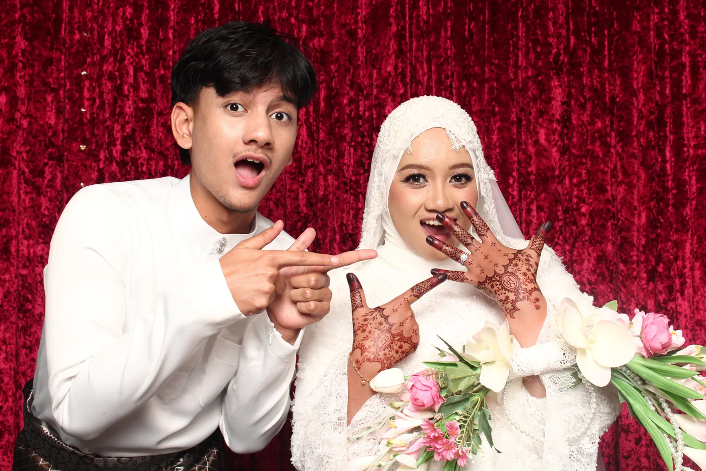Pasangan pengantin bergambar di photobooth