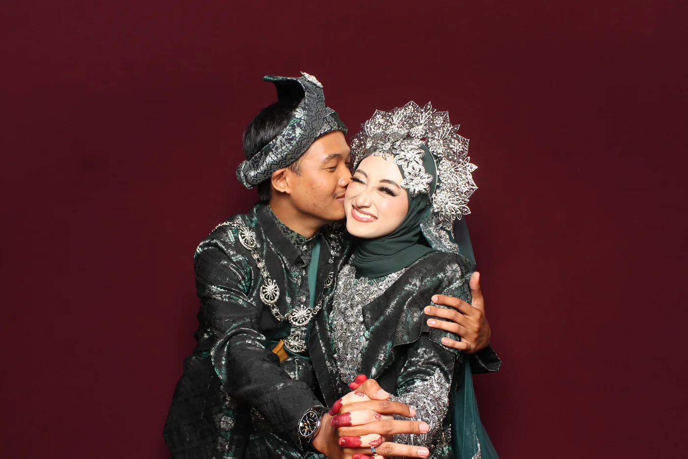 Pasangan pengantin hasil gambar photobooth