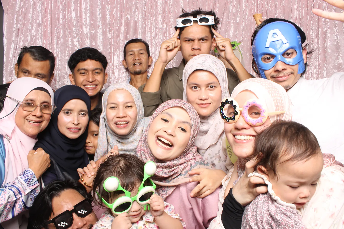 Hasil gambar photobooth KotakFlash dengan tetamu berkumpulan